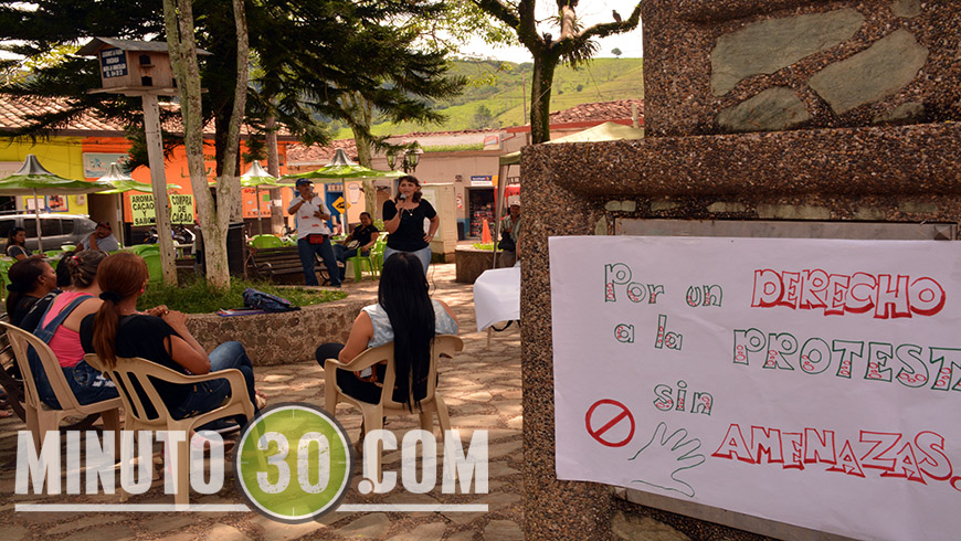 Plantón en la plaza pública de Maceo para informar las causas del paro de maestros 6 planton maceo 2