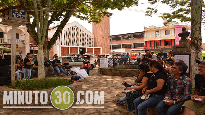 Plantón en la plaza pública de Maceo para informar las causas del paro de maestros 8 planton maceo