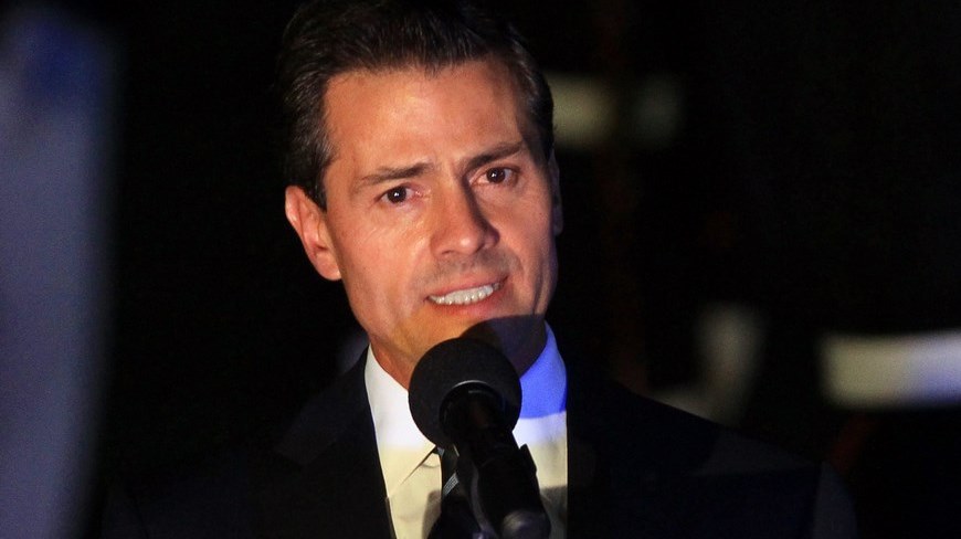 El presidente de México, Enrique Peña Nieto, habla a su llegada a la Ciudad de Panamá hoy, jueves 9 de abril de 2015, previo a su participación en la VII Cumbre de jefes de Estado y de Gobierno de las Américas que se celebrará este viernes en Panamá. EFE