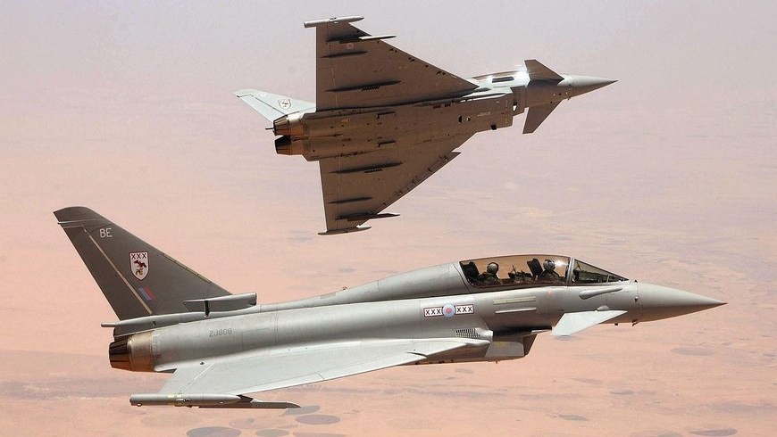 "Un Typhoon fue desplegado hoy después de que dos aparatos rusos fueran identificados volando cerca del espacio británico", dijo un portavoz del Ministerio de Defensa. EFE/Archivo