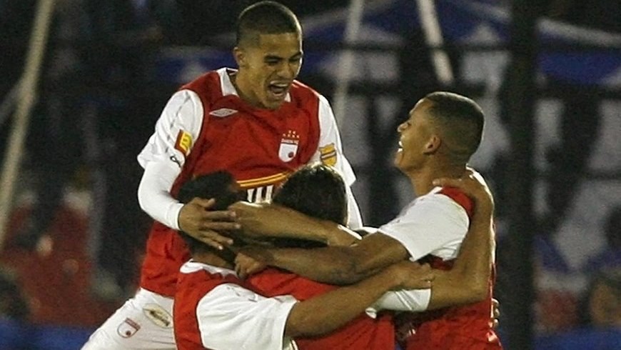 Los dirigidos por el argentino Gustavo Costas, del que se dice tiene una tentadora oferta para dirigir en el fútbol mexicano, tienen 14 partidos jugados, uno más que el resto de equipos. En la imagen el registro de otra de las celebraciones del Santa Fe de Colombia. EFE.