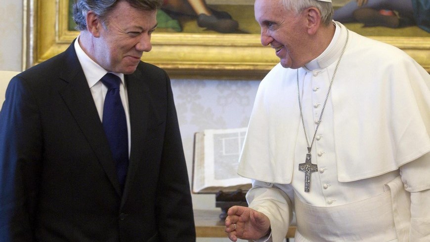 Fotografía tomada en mayo de 2013 en la que se registró al papa Francisco (d) al recibir al presidente de Colombia, Juan Manuel Santos, en el Vaticano. EFE/Archivo