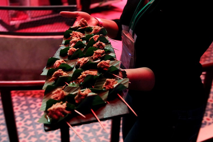 ACOMPAÑA CRÓNICA: COLOMBIA LIBROS. BOG06. BOGOTÁ (COLOMBIA), 01/05/2015.- Detalle de platos inspirados en el libro "Cien Años de Soledad" de Gabriel García Márquez ofrecidos al público hoy, viernes 1 de mayo de 2015, en el pabellón dedicado a la aldea imaginaria del nobel colombiano, que es el territorio invitado de honor de la Feria Internacional del Libro de Bogotá (Colombia). Bolitas de plátano rellenas de cangrejo, guiso de conejo con morcilla, dulce de leche o adobo para levitar como Remedios la Bella son algunas de las recetas que acercan Macondo al paladar de quienes visitan hoy la feria, donde las letras y los ingredientes se dan la mano. EFE/Leonardo Muñoz