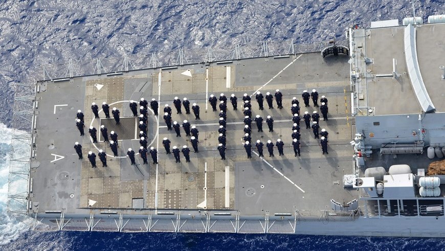 Fotografía cedida por el Ministerio británico de Defensa de la formación hecha por los marinos con la palabra niña, en honor al nacimiento de la hija de los duques de Cambridge, Guillermo y Catalina, hoy en el barco Type 45 HMS Dragon, en Portsmouth (R.Unido). EFE/Royal Navy