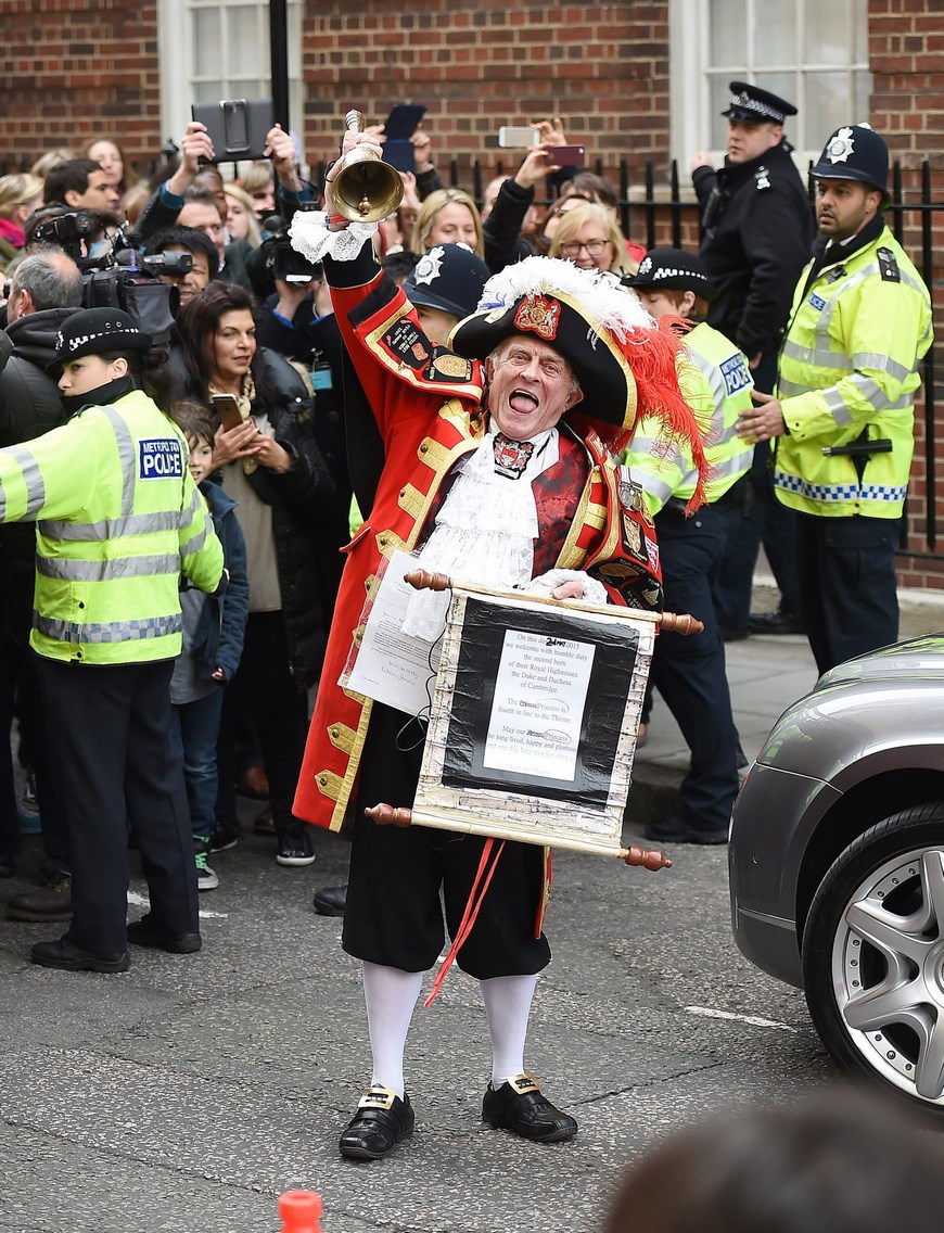 El pregonero del pueblo Tony Appleton anuncia el nacimiento hoy de la hija de los Duques de Cambridge, Guillermo y Catalina, en el Hospital St. Mary's, en Londres. EFE