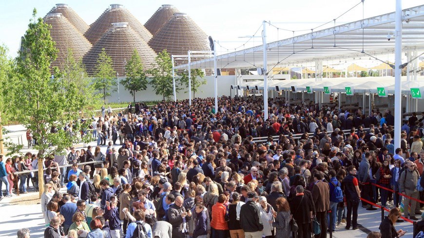 Visitantes a la espera de poder entrar en la Expo de Milán, hoy en Milán (Italia). EFE