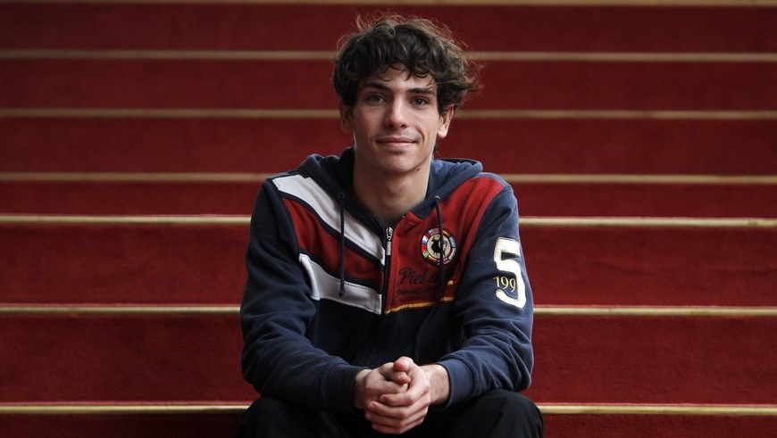 El bailarín español Ciro Tamayo durante una entrevista con Efe este jueves 30 de abril de 2015 en el Auditorio Nacional del Sodre, en Montevideo (Uruguay). EFE