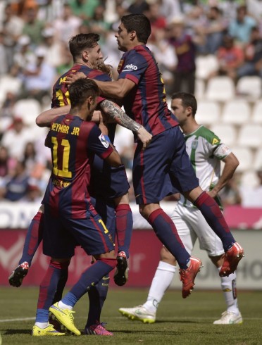 GRA374. CÓRDOBA, 02/05/2015.- Los jugadores del FC Barcelona celebran el gol marcado por el centrocampista croata del FC Barcelona Ivan Rakitic, el primero frente al Córdoba, durante el partido de la trigésima quinta jornada de la Liga de Primera División que se juega hoy en el estadio Nuevo Arcángel. EFE/Rafa Alcaide