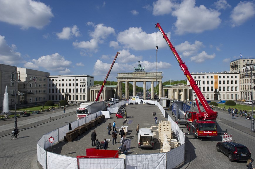 Empleados trabajan en la colocación de las esculturas del mexicano Gustavo Aceves, en la plaza de París en Berlín, Alemania. Las esculturas equinas de Aceves, que forman parte de su exposición, "Lapidarium". EFE