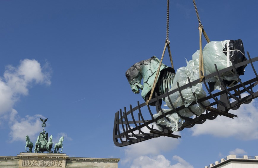 Una escultura de tamaño natural de un caballo realizada por el escultor mexicano Gustavo Aceves, es trasladada con una grúa para su colocación temporal en la plaza de París en Berlín. Las esculturas equinas de Aceves, que forman parte de su exposición, "Lapidarium". EFE