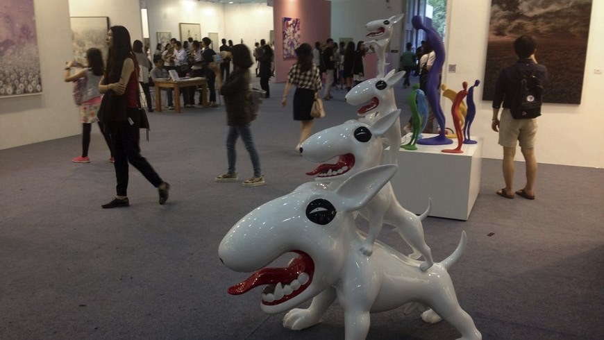 Aspecto de la feria Art Beijing 2015, la mayor y más antigua feria de arte contemporáneo de China (pese a tener solo 11 años), que este año mostró del 1 al 3 de mayo obras de más de 150 galerías de dentro y fuera del país, incluidas dos españolas. EFE