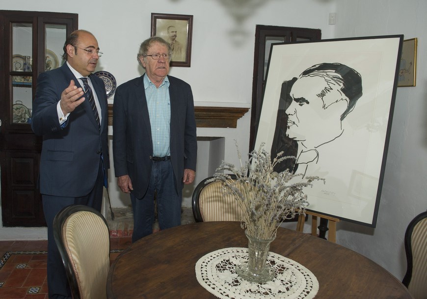 El hispanista Ian Gibson (d) y el presidente de la Diputacion de Granada, Sebastian Perez (i), en el Museo Casa Natal de Federico García Lorca, en la localidad granadina de Fuente Vaqueros. EFE