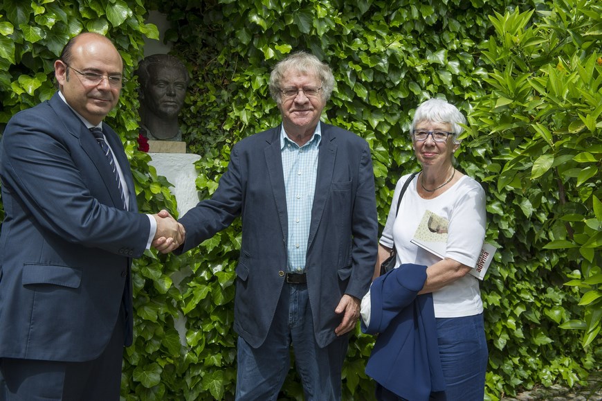 El hispanista Ian Gibson (c), junto a su mujer Carol Gibson (d), y el presidente de la Diputacion de Granada, Sebastian Perez (i), en el Museo Casa Natal de Federico Garcia Lorca, en la localidad granadina de Fuente Vaqueros. EFE