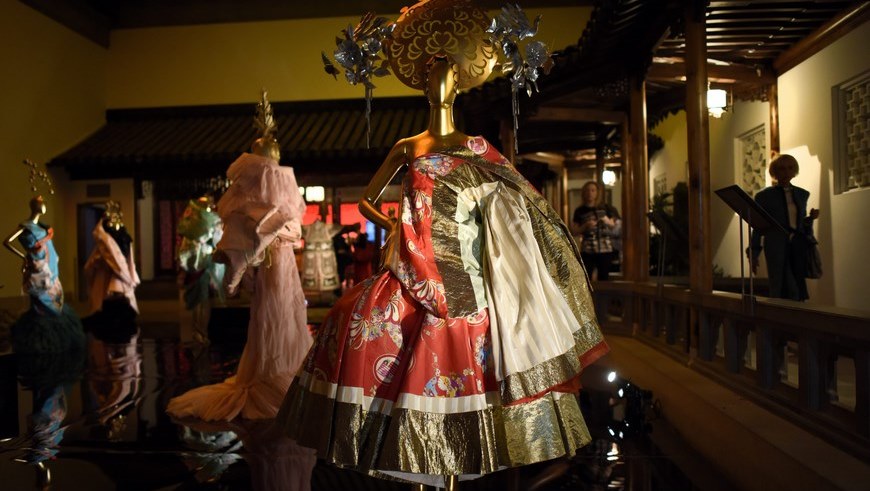 Vista de algunos de los vestidos registrados este lunes y que forman parte de la exposición "China: a través del espejo", en el Museo de Arte Moderno (MoMA) de Nueva York (EE.UU.). EFE