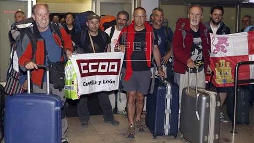 Los 21 turistas castellanoleoneses que se encontraban en Nepal llegan a Madrid, tras su viaje cultural organizado por un ateneo cercano a CCOO. EFE