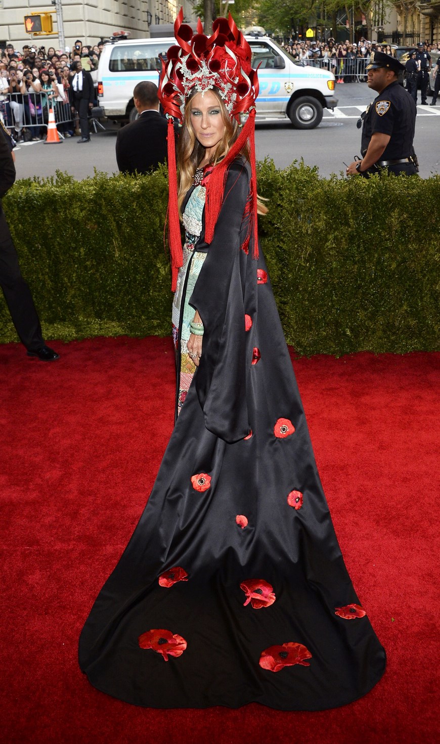 NYC34. NUEVA YORK (EE.UU.), 04/05/2015.- Sarah Jessica Parker llega hoy, lunes 4 de mayo de 2015, a la gala benéfica del Metropolitan Museum de Nueva York (EE.UU.). El "look" de la editora de Vogue Estados Unidos, Anna Wintour, para la selecta gala, en la que el año pasado se recaudaron 12 millones de dólares, resumió el espíritu de la exposición que este año da línea argumental a la noche bajo el título de "China: a través del espejo". EFE/JUSTIN LANE