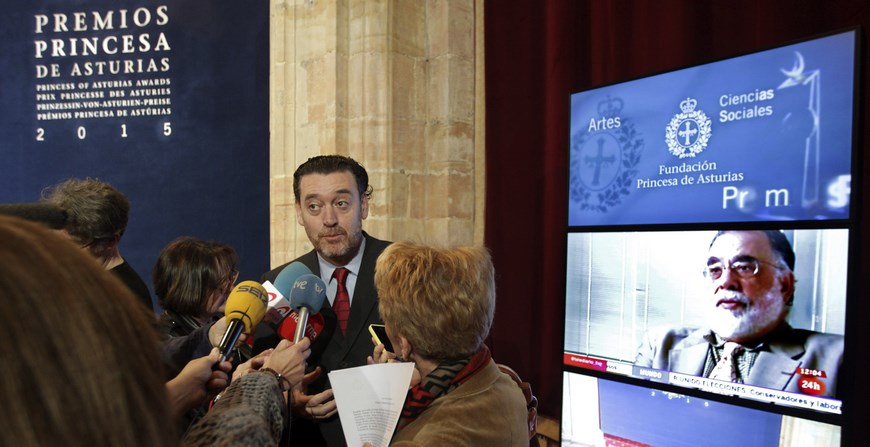 El director del Museo del Prado, Miguel Zugaza, miembro del jurado, atiende a los medios al término de la lectura del fallo del premio Princesa de Asturias de las Artes, galardón que ha recaido sobre el cineasta estadounidense Francis Ford Coppola (Detroit, 1939). EFE