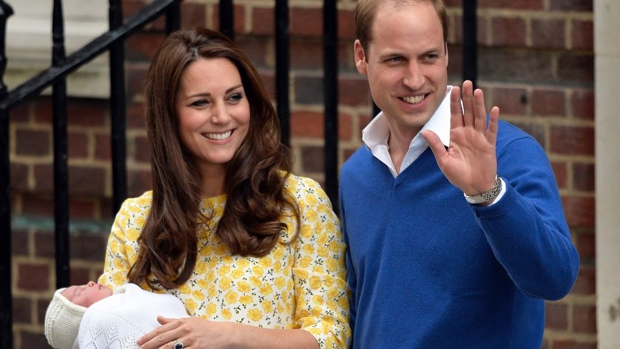 Los duques de Cambridge, Guillermo y Catalina, a su salida ayer del hospital St. Mary's con su hija nacida en Londres. EFE/Archivo