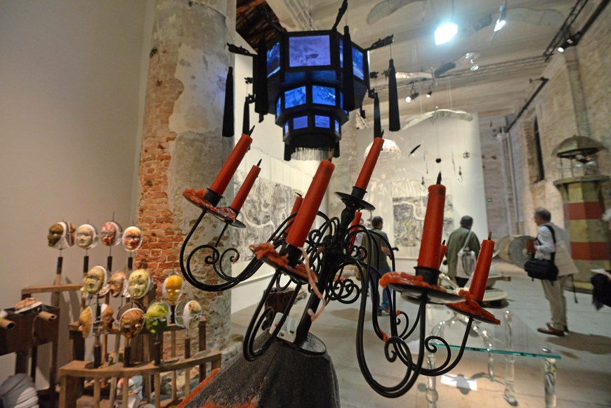 Visitantes observan la obra "JinLing Chronicle Theater Ptojects", del artista chino Quiu Zijie, durante la 56 edición de la Bienal de Arte de Venecia, Italia. EFE