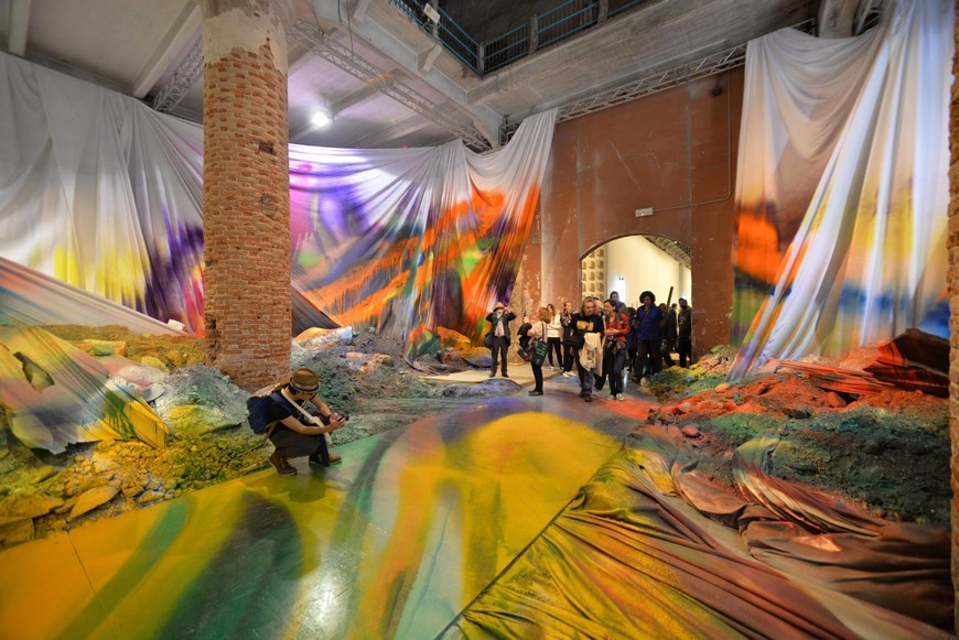 Visitantes observan la obra "Untitled Trumpet", de la artista alemana Khatarina Grosse, en el pabellón de Alemania durante la 56 edición de la Bienal de Arte de Venecia, Italia. EFE