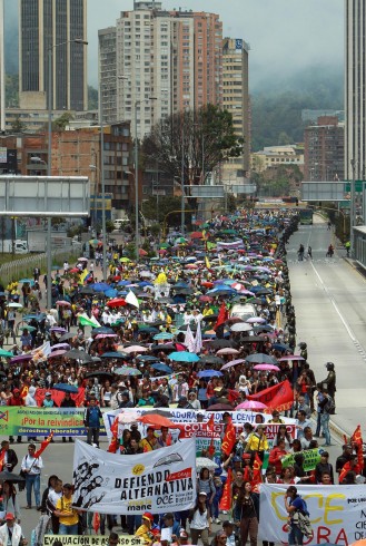 BOG06. BOGOTÁ (COLOMBIA), 06/05/2015.- Miles de maestros y estudiantes recorren hoy, miércoles 6 de Mayo de 2015, las principales calles de Bogotá (Colombia) en el marco de una huelga que inició hace dos semanas, mientras que el sindicato de los profesores públicos y el Gobierno llegaron esta madrugada a un "principio de acuerdo" que entre otros, recoge un alza salarial del 12 %. Los educadores, provenientes de todas partes del país, comenzaron a caminar a las 09.00 hora local desde seis puntos distintos de la ciudad que se espera, confluyan en horas de la tarde en la céntrica Plaza de Bolívar. EFE/MAURICIO DUEÑAS CASTAÑEDA