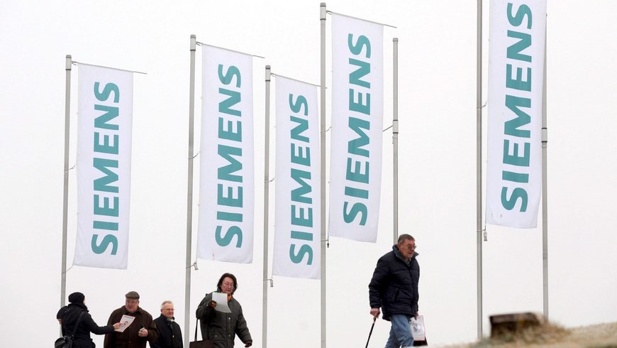 En la imagen, accionistas de Siemens a su llegada a la reunión de accionistas en Múnich (Alemania). EFE/Archivo