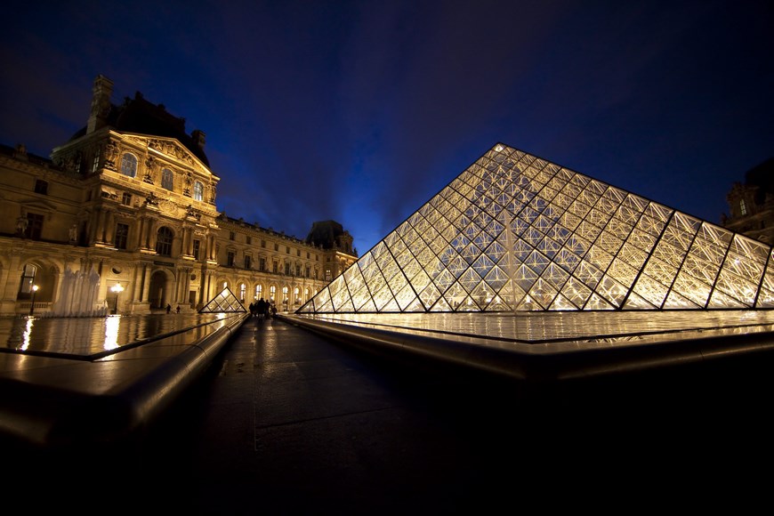 Vista de la pirámide de la entrada al museo del Louvre, en París, Francia. EFE/Archivo