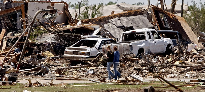 LWS14. PICHER (EEUU), 11/05/08.- Dos residentes caminan junto a los restos de una casa hoy, 11 de mayo de 2008, luego de que un tornado destruyera el pueblo y matara a siete personas en Picher, Oklahoma (EE.UU.). La tormenta que produjo el tornado en Picher también produjo tornados en Missouri matando alrededor de 20 personas en varios estados. EFE/Larry W. Smith