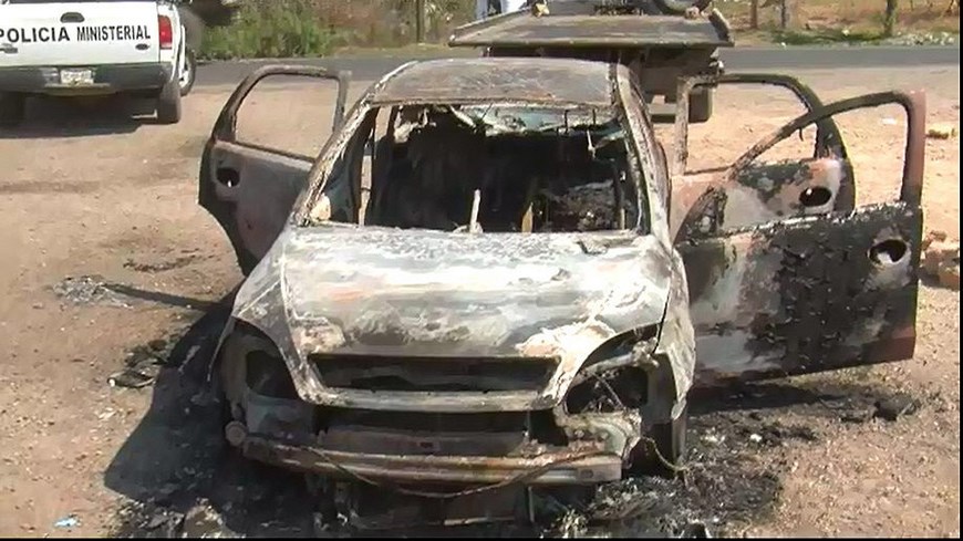 Vista del vehículo en el que aparecieron los restos de tres personas decapitadas e incineradas este jueves, en el cruce de la carretera Chilapa-Ahuacotzingo, en la montaña baja del estado mexicano de Guerrero. EFE
