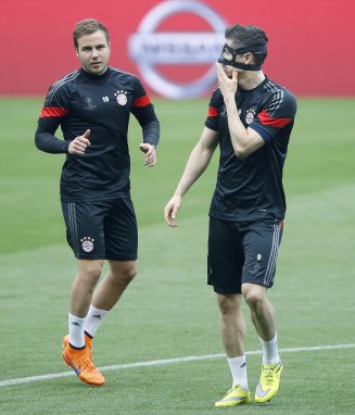 Los jugadores del Bayern de Múnich, Robert Lewandowski (i) y Mario Götze (d). EFE