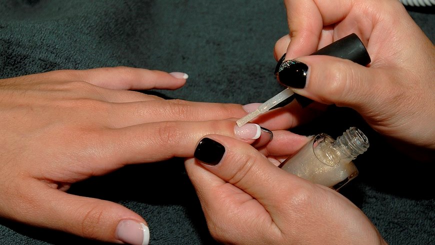 De los 20 químicos comunes para uñas que ocasionan problemas de salud, los cuales están enumerados en un folleto que publicó la Agencia de Protección Ambiental, 17 son dañinos para el tracto respiratorio. EFE/Archivo
