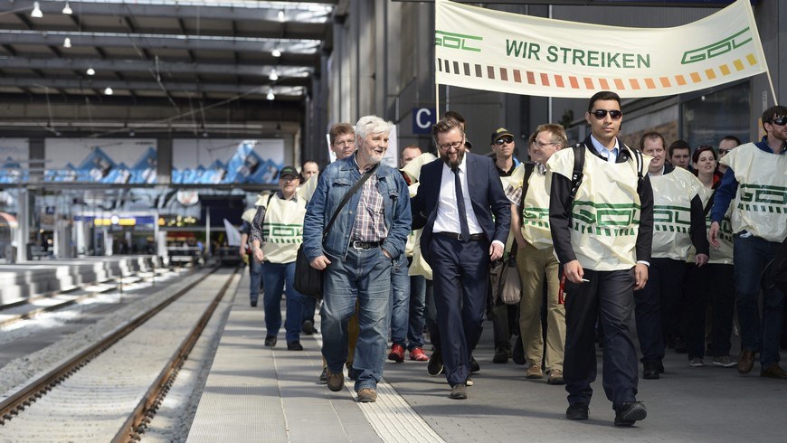 Varios miembros del sindicato de los maquinistas alemanes, GDL, participan en una manifestación este jueves en una estación de Múnich, Alemania. EFE