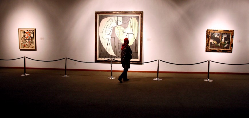 Una mujer observa una obra del artista español Pablo Picasso (1881-1973) en una exposición anterior en el Museo de Arte Contemporáneo de Teherán, Irán. EFE/Archivo