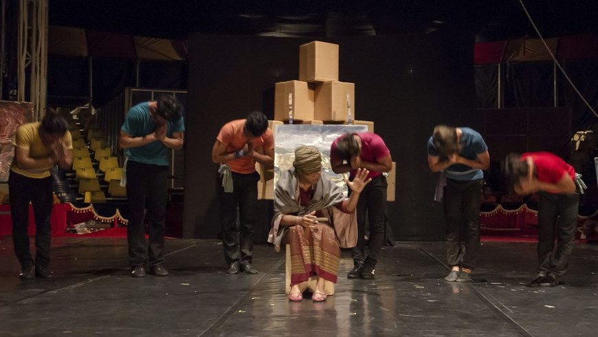 Pin Phounam, contorsionista y papel protagonista del espectáculo Sokha del circo Phare, recibe una reverencia del resto del elenco durante el festival internacional de Circo Tini Tinou. EFE