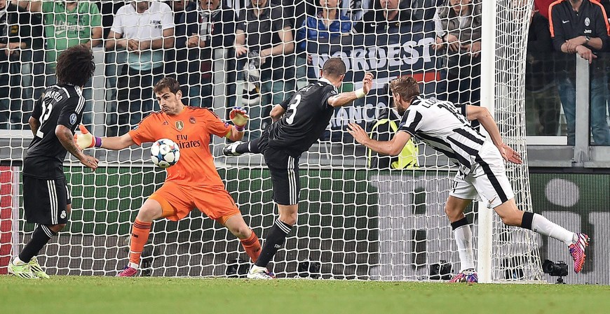 TUR728. TURÍN (ITALIA), 05/05/2015.- El jugador del Juventus Fernando Llorente (d) trata de convertir ante el portero del Real Madrid Iker Casillas (c) hoy, martes 5 de mayo de 2015, durante un partido por la serie semifinal de la Liga de Campeones entre Juventus y Real Madrid, en el estadio Juventus de Turín (Italia). EFE/Andrea Di Marco