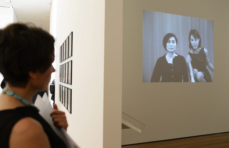 Una mujer fue registrada este martes al observar una película donde aparece la artista japonesa Yoko Ono, durante la exhibición "Yoko Ono: One Woman Show, 1960-1971", en el Museo de Arte Moderno de Nueva York, en Nueva York (EE.UU.). EFE