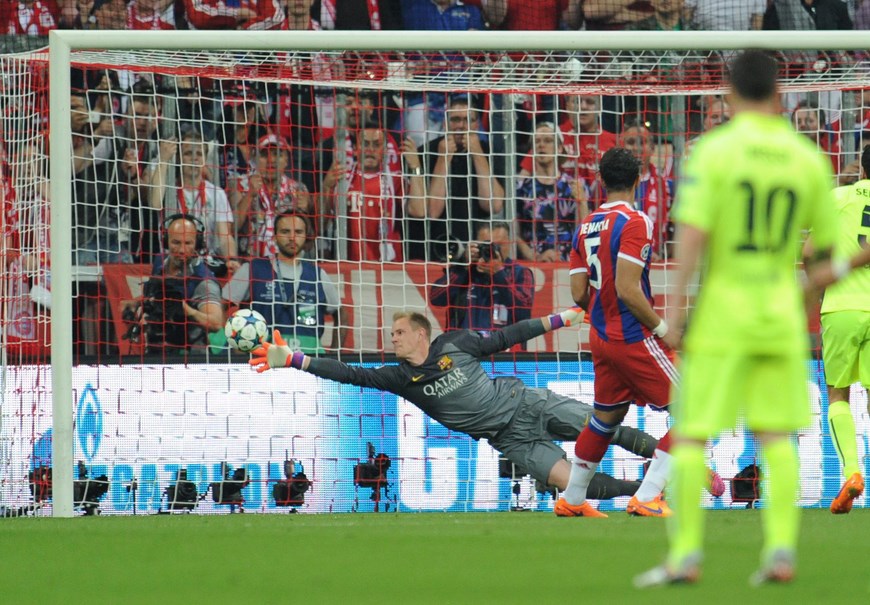 El jugador del Bayern Medhi Benatia (2-i) anotar el gol de 1-0 hoy, martes 12 de mayo de 2015. EFE/Tobias Hase