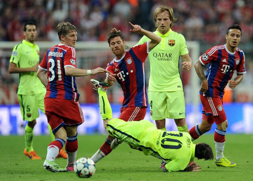 MUN337. MÚNICH (ALEMANIA), 12/05/2015.- Los jugadores de Bayern Bastian Schweinsteiger (i), Xabi Alonso (c) y Thiago Alcantara (d) disputan el balón con Lionel Messi (abajo) e Ivan Rakitic (2-d), de Barcelona, hoy, martes 12 de mayo de 2015, durante el segundo partido de una de las semifinales de la Liga de Campeones de la UEFA, entre Barcelona y Bayern, en el estadio Allianz Arena de Múnich (Alemania). EFE/Tobias Hase
