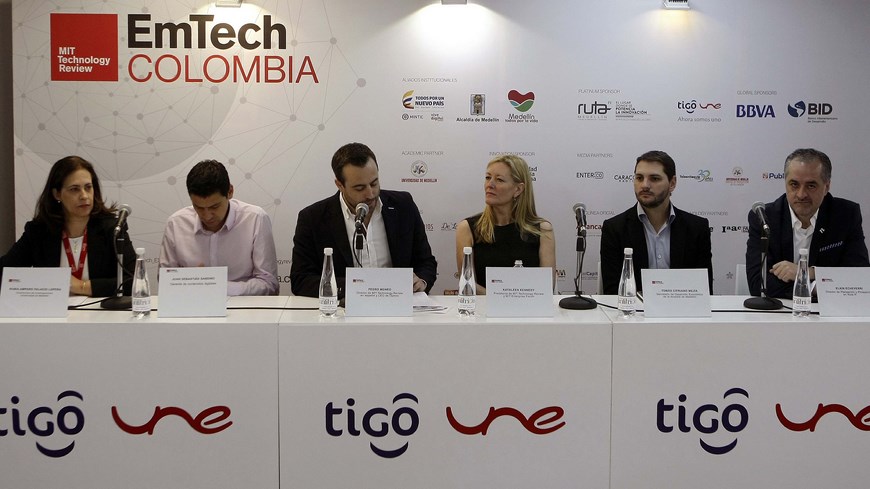 MED03. MEDELLÍN (COLOMBIA), 12/05/2015.- La vicerrectora de investigación de la universidad de Medellín, Nubia Palacio (i); el gerente de contenidos digitales del Ministerio de Tecnologías de la Información y las Comunicaciones, Juan Sebastián Sandino (2-i); el director del MIT Technology Review en español y CEO de Opinno, Pedro Moneo (c); la presidenta del MIT Technology Review y MIT Enterprise Forum, Kathleen Kennedy (c-d); el secretario de desarrollo económico de la Alcaldía de Medellín, Tomás Cipriano (2-d) y el director de Planeación y Prospección en Ruta N, Elkin Echeverri (d) asisten hoy, martes 12 de mayo de 2015, a la inauguración de EmTech Colombia 2015 en Medellín (Colombia). COLOMBIA.INN/LUIS EDUARDO NORIEGA.