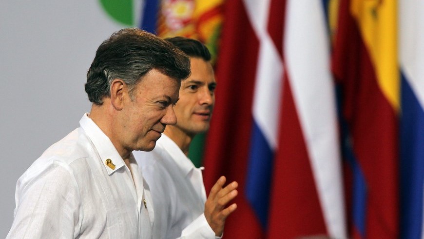 Fotografía tomada el pasado 9 de diciembre de 2014 en la que se registró al presidente de México, Enrique Peña Nieto (d), junto su homólogo de Colombia, Juan Manuel Santos (i), en Veracruz (México). EFE/Archivo