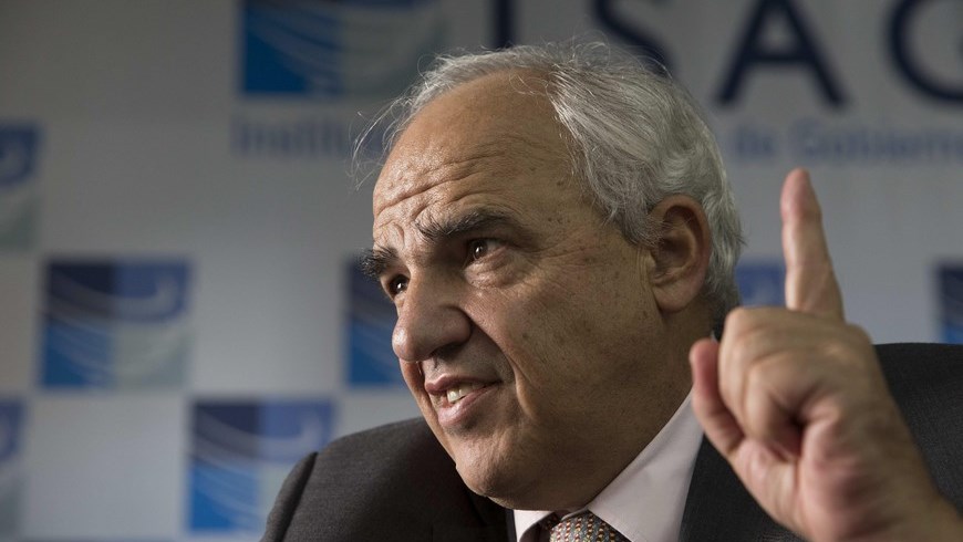 El secretario general de la Unión de Naciones Suramericanas (Unasur), el colombiano Ernesto Samper, habla este martes 12 de mayo de 2015, en el Instituto Suramericano de Gobierno (ISAGS), en Rio de Janeiro (Brasil). EFE