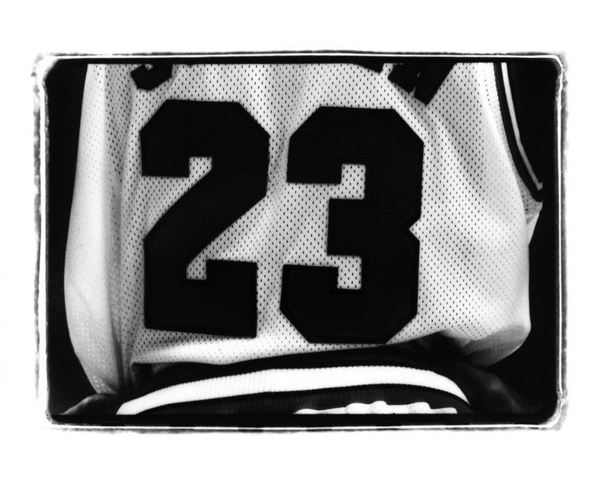 LA01. LOS ÁNGELES (CA, EE.UU.), 12/05/2015.- Fotografía cedida hoy, martes 12 de mayo de 2015, de la imagen "Michael Jordan #23 game shirt back", parte de la exposición "Portrait of an Era - Retrospective" en la galería The Perfect Exposure Gallery de Los Ángeles, California (EE.UU.). Unas fotos prácticamente inéditas de la última plantilla de la que formó parte Michael Jordan en los Chicago Bulls durante la temporada 1997-98, la de su sexto y último anillo en la NBA, se exhibirán en una galería de Los Ángeles (California) a partir del viernes. La muestra, titulada "Portrait of an Era" ("Retrato de una era"), es una obra que incluye retratos, momentos íntimos e instantáneas de los miembros de los Bulls desde 1996 hasta 1998, el periodo en el que el equipo de Phil Jackson logró su segundo "three-peat" (tres torneos de la NBA consecutivos) tras el obtenido entre 1991 y 1993. EFE/BARRY ELZ/www.ThePerfectExposureGallery.com/SOLO USO EDITORIAL/NO VENTAS/NO ARCHIVOS/PARA USO EXCLUSIVO DE INFORMACIÓN SOBRE LA EXPOSICIÓN "Portrait of an Era - Retrospective"