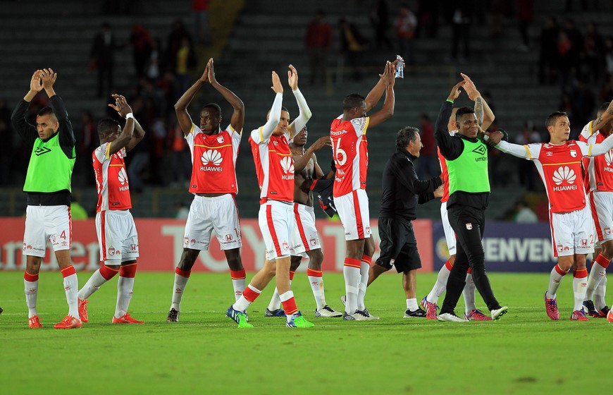 Los jugadores del Santa Fe celebran su paso a cuartos de final tras vencer a Estudiantes hoy, martes 12 de mayo de 2015, durante un partido por octavos de final de la Copa Libertadores en el estadio Nemesio Camacho El Campín de Bogotá (Colombia). EFE