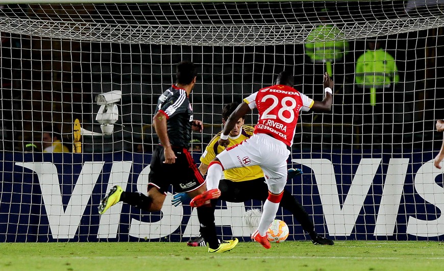 El jugador de Santa Fe Yamilson Rivera anota un gol contra Estudiantes hoy, martes 12 de mayo de 2015, durante un partido por octavos de final de la Copa Libertadores en el estadio Nemesio Camacho El Campín de Bogotá (Colombia). EFE