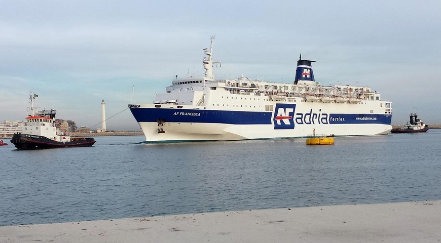 IT01 BARI (ITALIA) 13/05/2015.- El ferri "Francesca" atraca en Bari (Italia) tras registrarse a bordo un incendio hoy, miércoles 13 de mayo de 2015. Un ferry de la compañía Adria Ferries, que había partido la pasada noche del puerto italiano de Bari (sureste) con destino al de Durres (Albania), regresó hoy al puerto tras registrarse a bordo un incendio que no produjo víctimas. El suceso ocurrió la pasada madrugada en el buque "Francesca", en cuya sala de máquinas se declaró el fuego, que pudo ser sofocado por la tripulación, informaron medios locales. A bordo iban 201 viajeros, la mayoría de ellos pasajeros de nacionalidad albanesa, más unos cincuenta miembros de la tripulación, que llegaron de regreso a Bari en torno a las 07:00 horas (05:00 GMT). EFE/Luca Turi