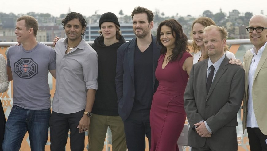 El cineasta M. Night Shyamalan (2i), posa con parte del equipo de la serie televisiva Wayward Pines. EFE/Archivo