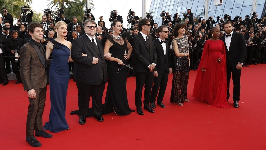 Los miembros del jurado de la sección oficial (i-d), el director canadiense Xavier Dolan, la actriz británica Sienna Miller, el director mexicano Guillermo del Toro, la actriz española Rossy de Palma, el director estadounidense Joel Coen, el director estadounidense Ethan Coen, la actriz francesa Sophie Marceau, la compositora maliense Rokia Traore y el actor estadounidense Jake Gyllenhaal, posan a su llegada. EFE