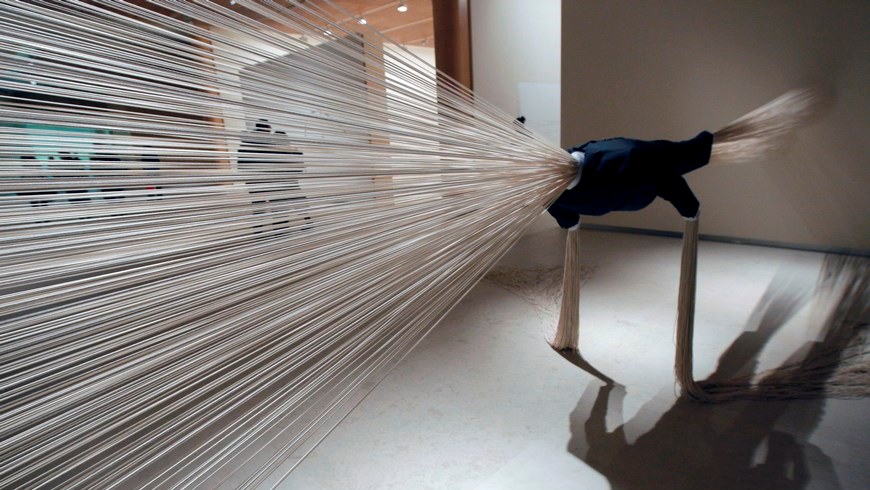 Registro de la obra "Maniquí, tejido e hilo", de José Damasceno, que integran la Daros Latinoamérica Collection, la más importante colección de arte contemporáneo latinoamericano. EFE/Archivo