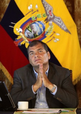 QUI03. QUITO (ECUADOR),13/05/2015.- El presidente de Ecuador Rafael Correa expresó en un encuentro con corresponsales de medios extranjeros, hoy miércoles 13 de mayo de 2015, en (Ecuador), su apoyo a una campaña para pedir al actor Brad Pitt que no produzca una película sobre el litigio entre la justicia ecuatoriana y la petrolera estadounidense Chevron por una demanda por contaminación de la Amazonía en el Palacio de Gobierno en Quito (Ecuador). EFE/José Jácome