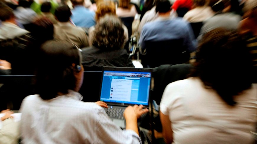 A través del plan Vive Digital, que busca llevar conexión de banda ancha a todos los municipios del país y ha recibido más de 100 premios nacionales e internacionales, Colombia pasó de tener 2,2 conexiones de internet en 2010 a 9,9 millones el año pasado. EFE/Archivo